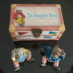 Vintage 1992 Roosevelt Bears” mini Collectible jointed Bears in  traveling Trunk